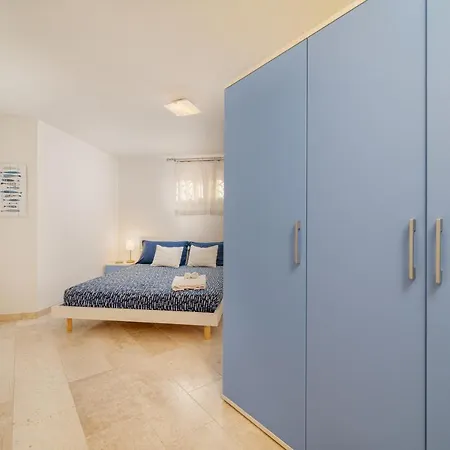 Adele, Con Piscina A 700 Mt Dal Mare